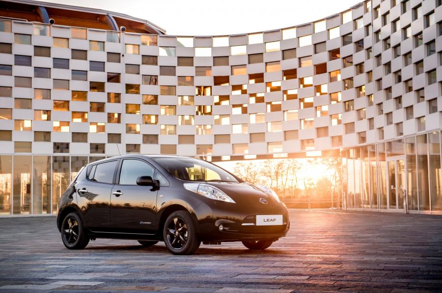  Nissan Leaf Black Edition 2016 года  (фото 1 из 13)